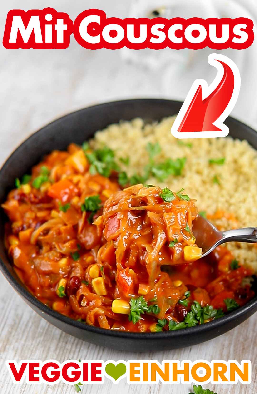 Couscous passt gut zu dem afrikanischen Erdnuss Eintopf Veganer afrikanischer Erdnusseintopf mit Couscous als Beilage