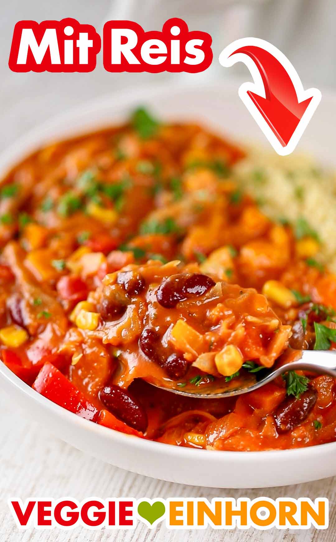 Der vegane afrikanische Erdnusseintopf schmeckt mit Reis. Afrikanischer Erdnuss Eintopf mit Reis
