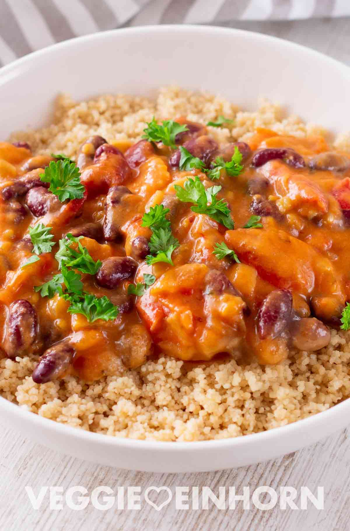Afrikanisches Stew mit Bohnen, Erdnussbutter und Tomaten. Afrikanisches Bohnen Erdnuss Stew