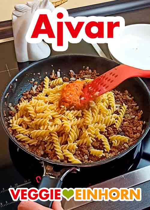 Ajvar unterrühren Der Ajvar wird unter die Nudeln gerührt.