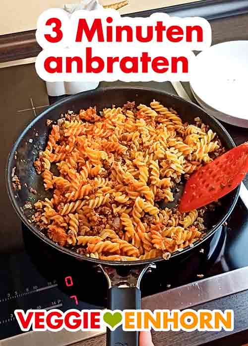 Nudeln und Ajvar mit braten Die Nudeln und der Ajvar werden mit angebraten.