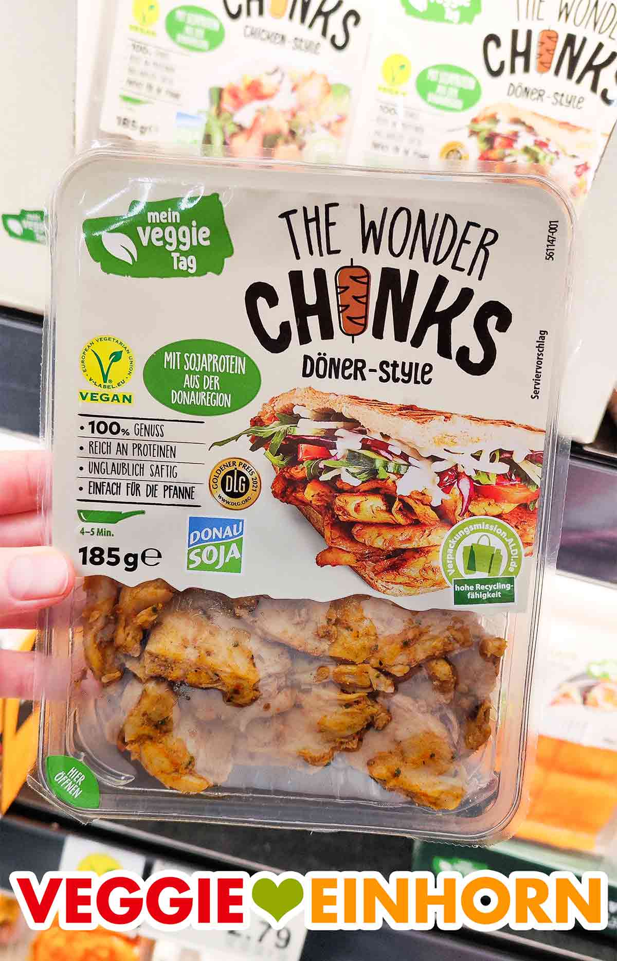 Mein Veggie Tag The Wonder Chunks Döner-Style von Aldi Eine Hand hält eine Packung veganes Wonder Chunks Dönerfleisch im Aldi