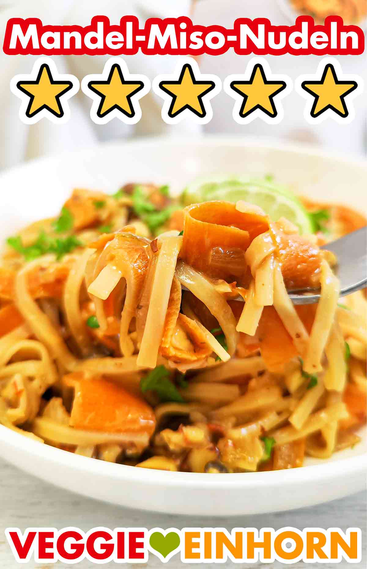 Das Rezept ist sehr lecker. 5 Sterne. Mandel-Miso-Nudeln aus dem Buch All Day Vegan auf einer Gabel