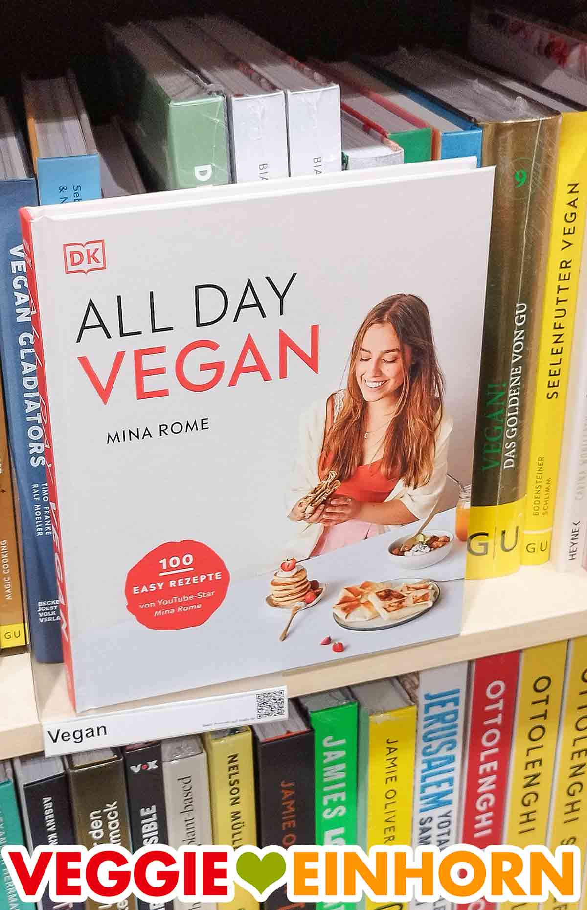 Das Kochbuch All Day Vegan von Mina Rome im Bücheregal in der Buchhandlung. Nahaufnahme des Buches All Day Vegan im Regal in der Buchhandlung