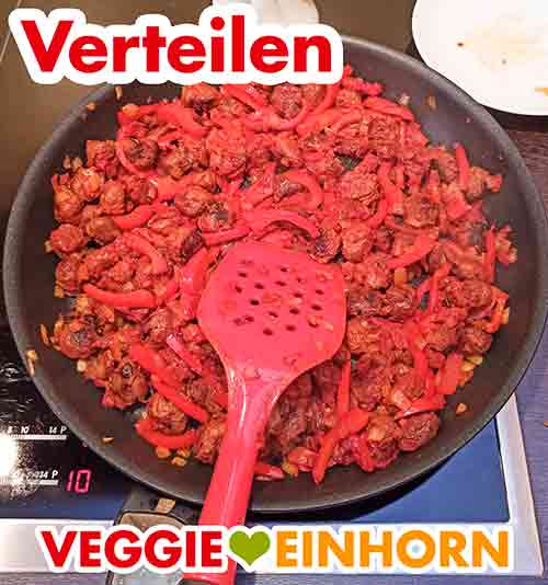 Anbraten des Tomatenmarks für das vegetarische Gulasch Braten des Tomatenmarks für das vegane Gulasch