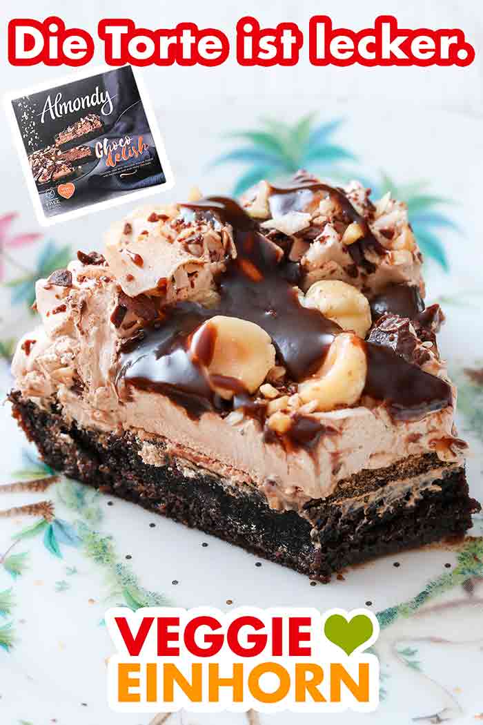 Ein angeschnittenes Tortenstück der veganen Torte von Almondy Ein angeschnittenes Tortenstück der veganen Torte von Almondy