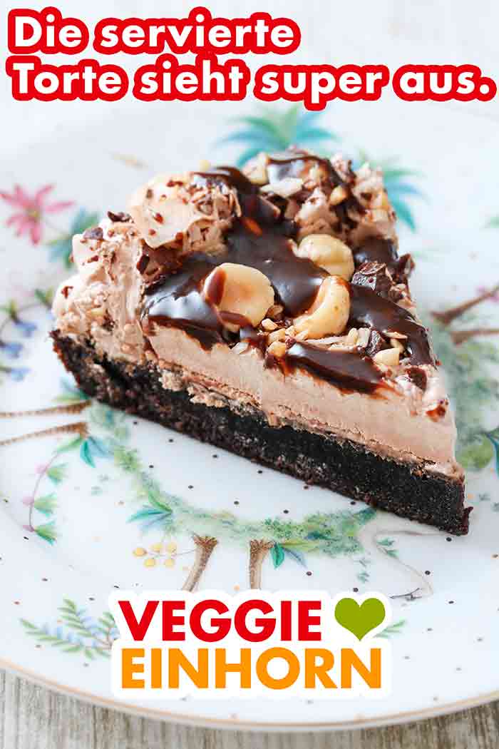 Ein kleines Stück Choco Delish Torte Ein kleines Tortenstück der veganen Almondy Torte