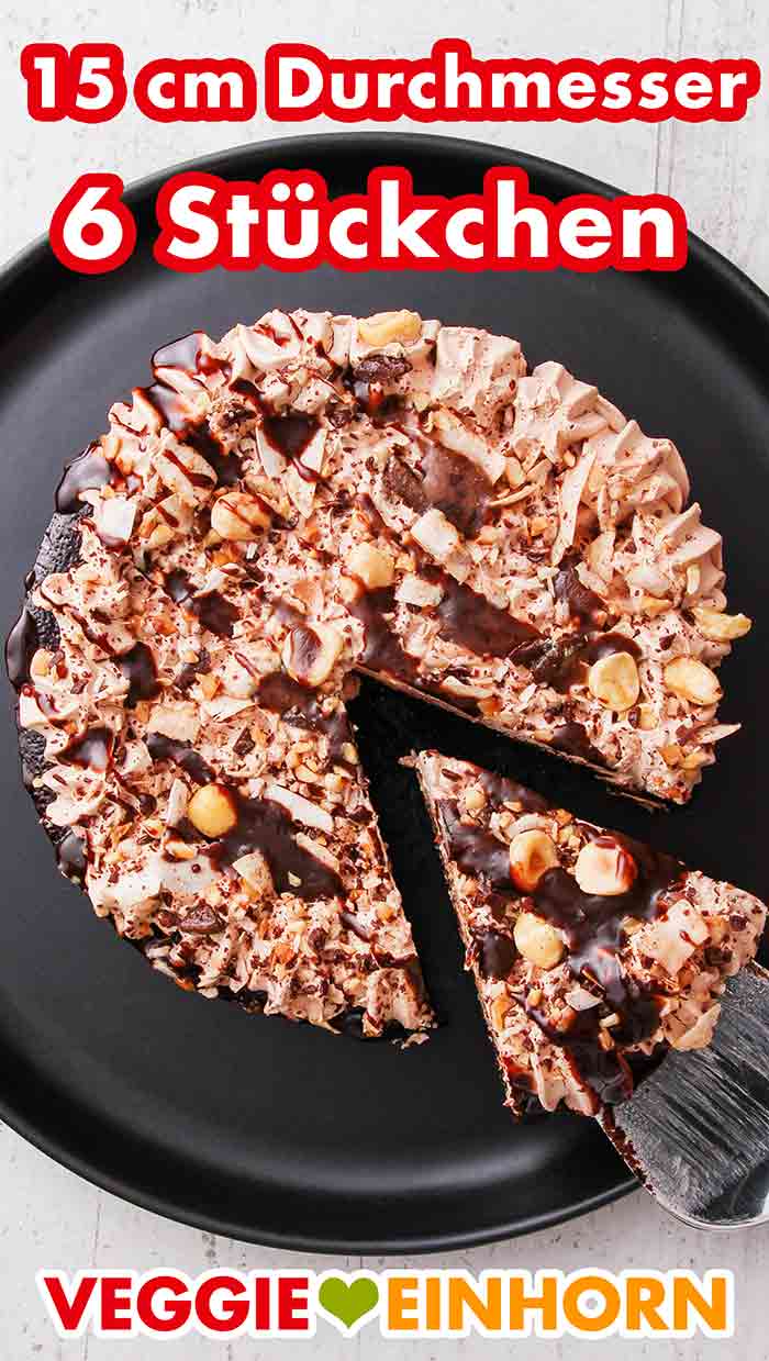 Die Choco Delish Torte ist ziemlich klein. Die angeschnittene vegane Almondy Torte