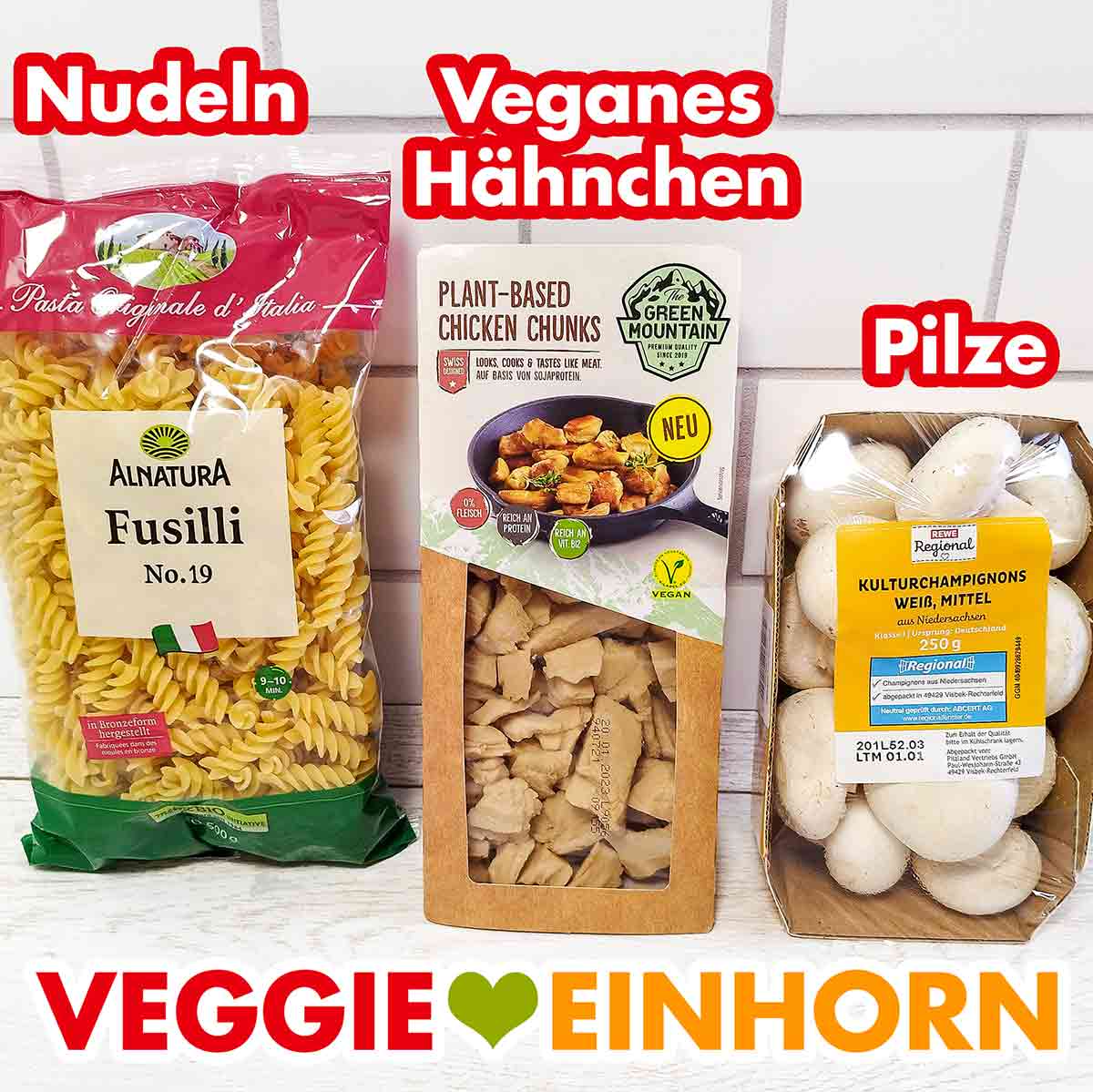 Nudeln, veganes Hähnchen und weiße Champignons Alnatura Fusilli, Plant-Based Chicken Chunks von The Green Mountain und eine Packung Champignons