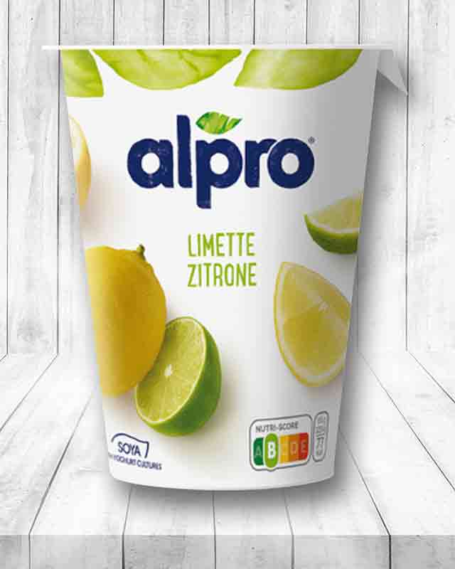 Ein Becher alpro Sojajoghurt Limette Zitrone