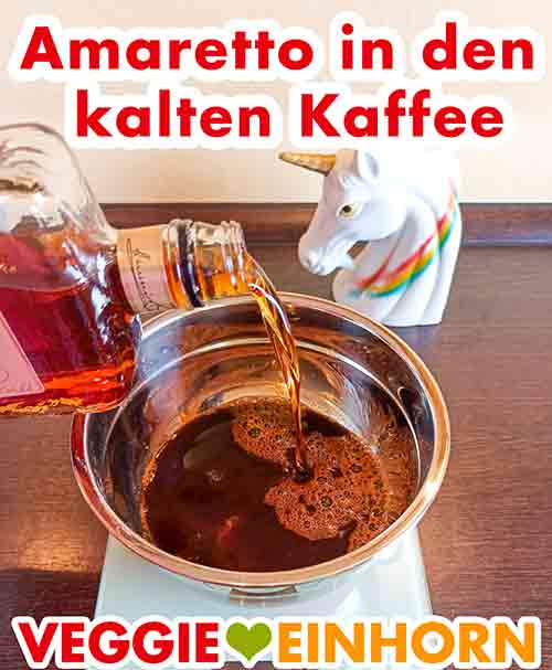 Der Amaretto wird zugefügt. Amaretto zum kalten Espresso zufügen