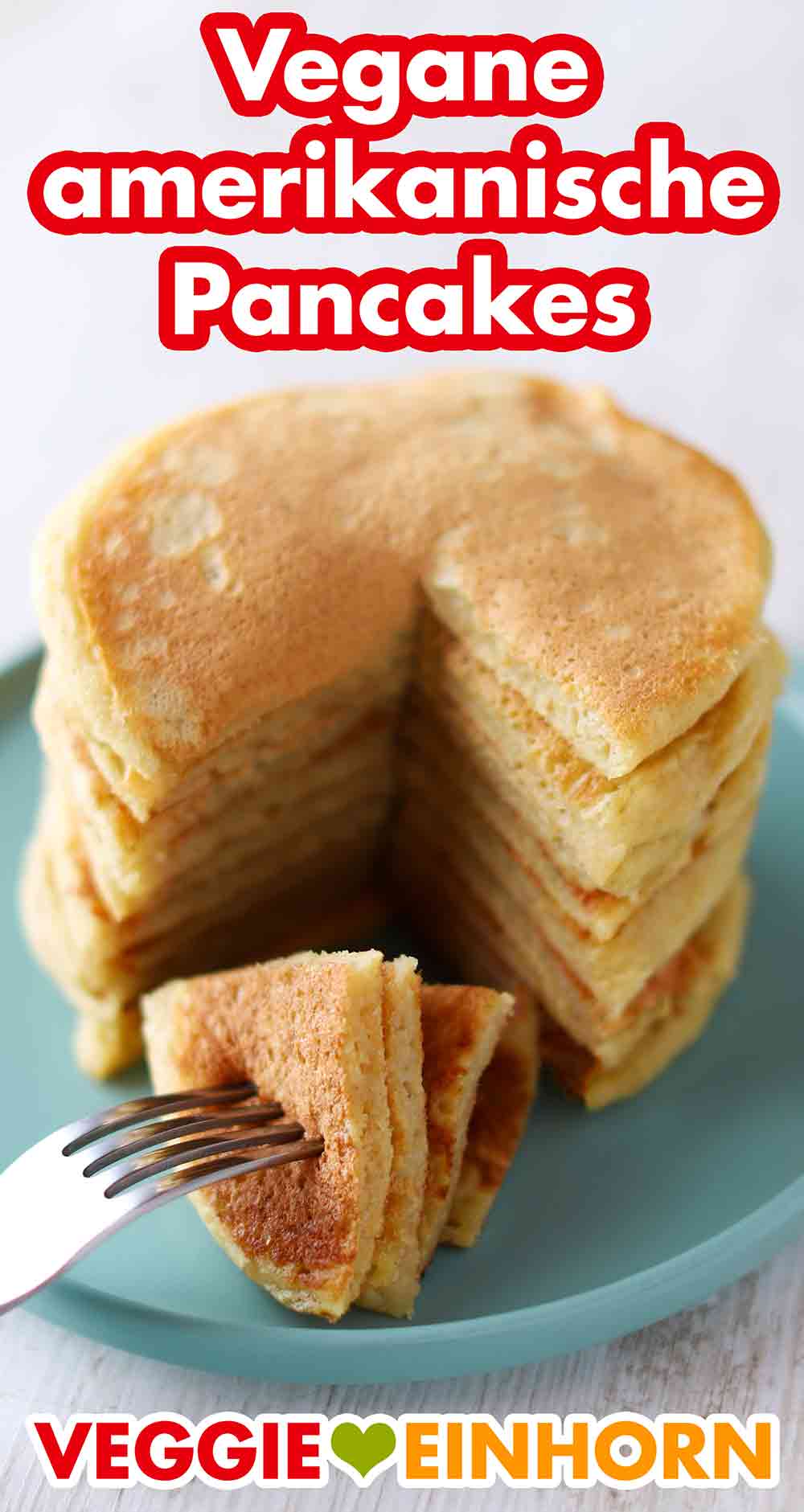 Die amerikanischen Pancakes sind vegan. Ein Stapel vegane amerikanische Pancakes auf einem Teller