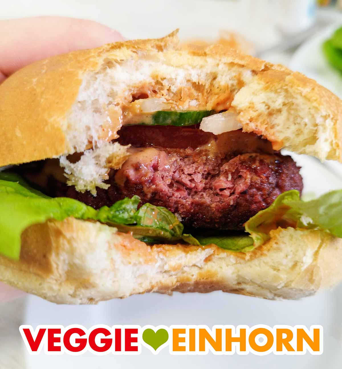 Der vegane Patty von Penny ist schön zart und saftig. Angebissener Burger mit veganem Burger Patty von Penny Food for Future