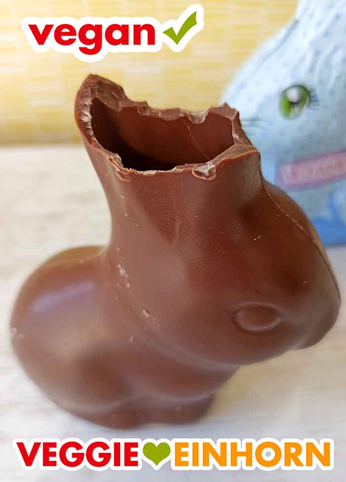 Der Osterhase aus veganer Schokolade ist angebissen. Angebissener veganer Schokohase von Penny