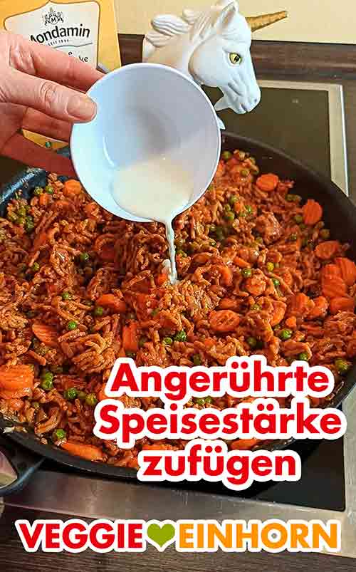 Die angerührte Speisestärke wird zum Andicken der Gemüse-Hack-Mischung verwendet. Die mit Wasser angerührte Speisestärke wird in die Pfanne gegossen.