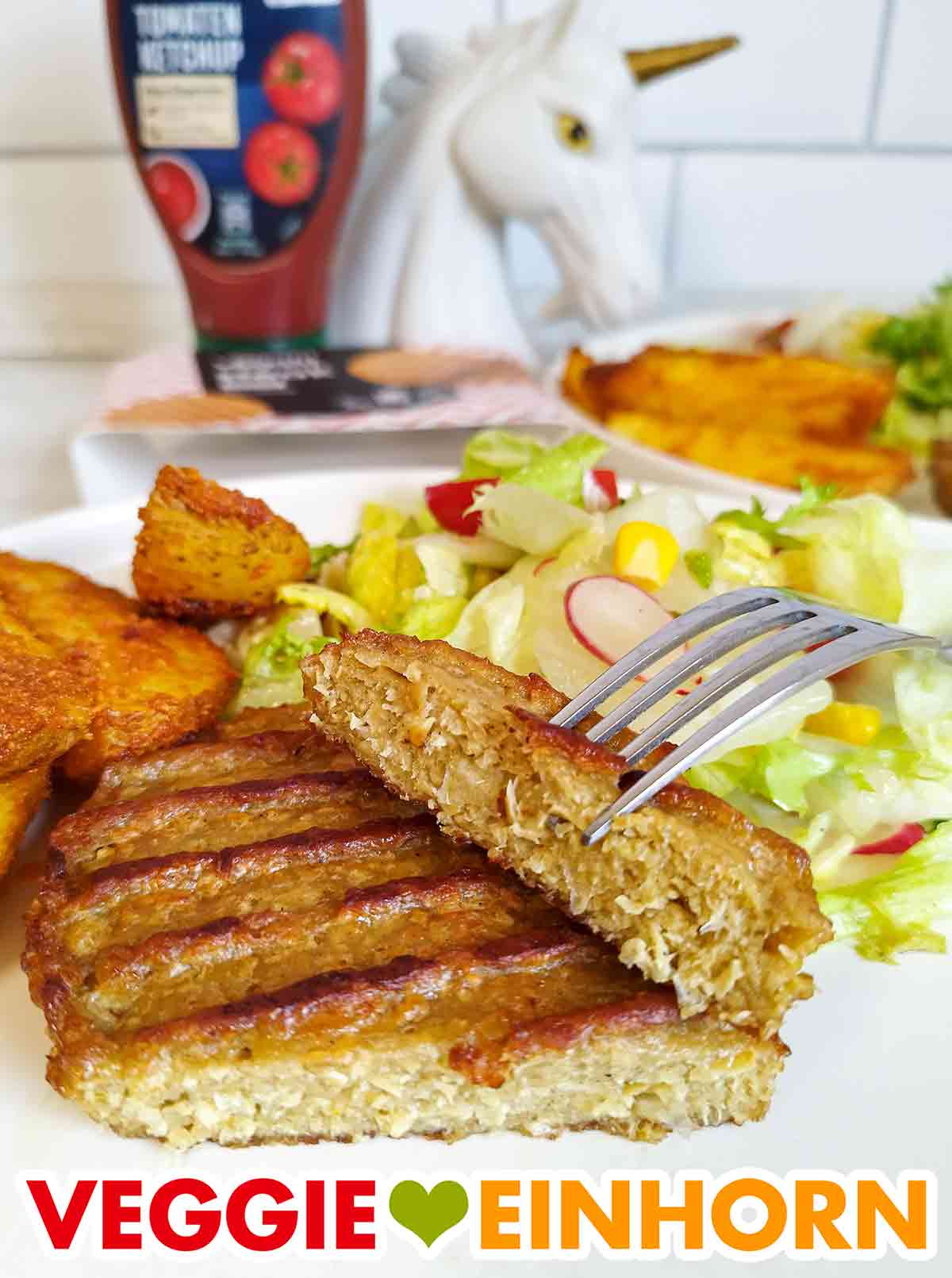 Das vegane Steak von Vegafit liegt angeschnitten auf dem Teller. Angeschnittenes Vegafit Steak