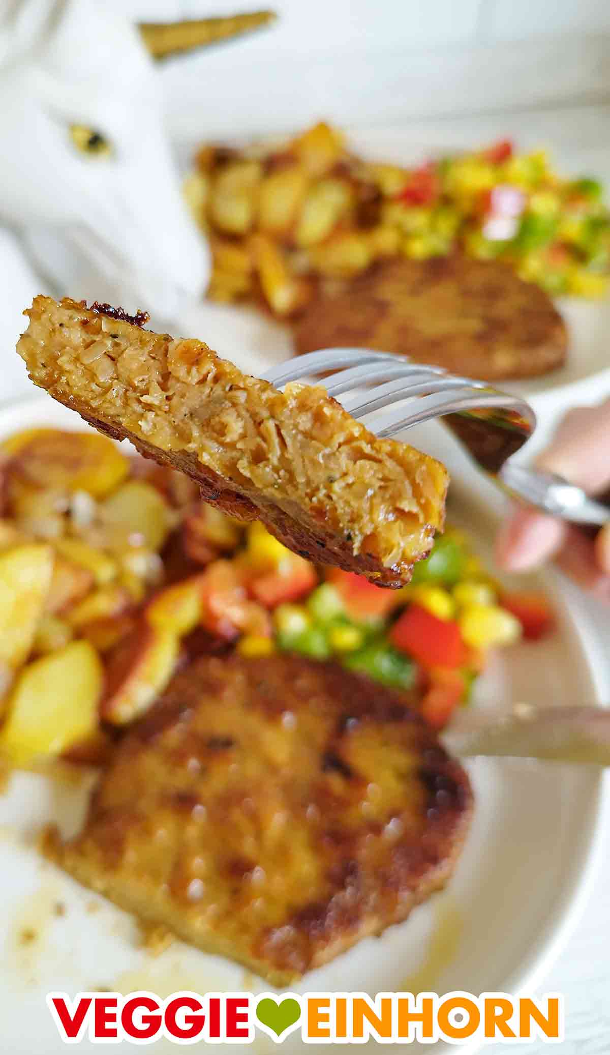 So sieht das vegane Steak von Green Legend aus. Ein Stück veganes Steak Wild Pepper von Green Legend auf einer Gabel