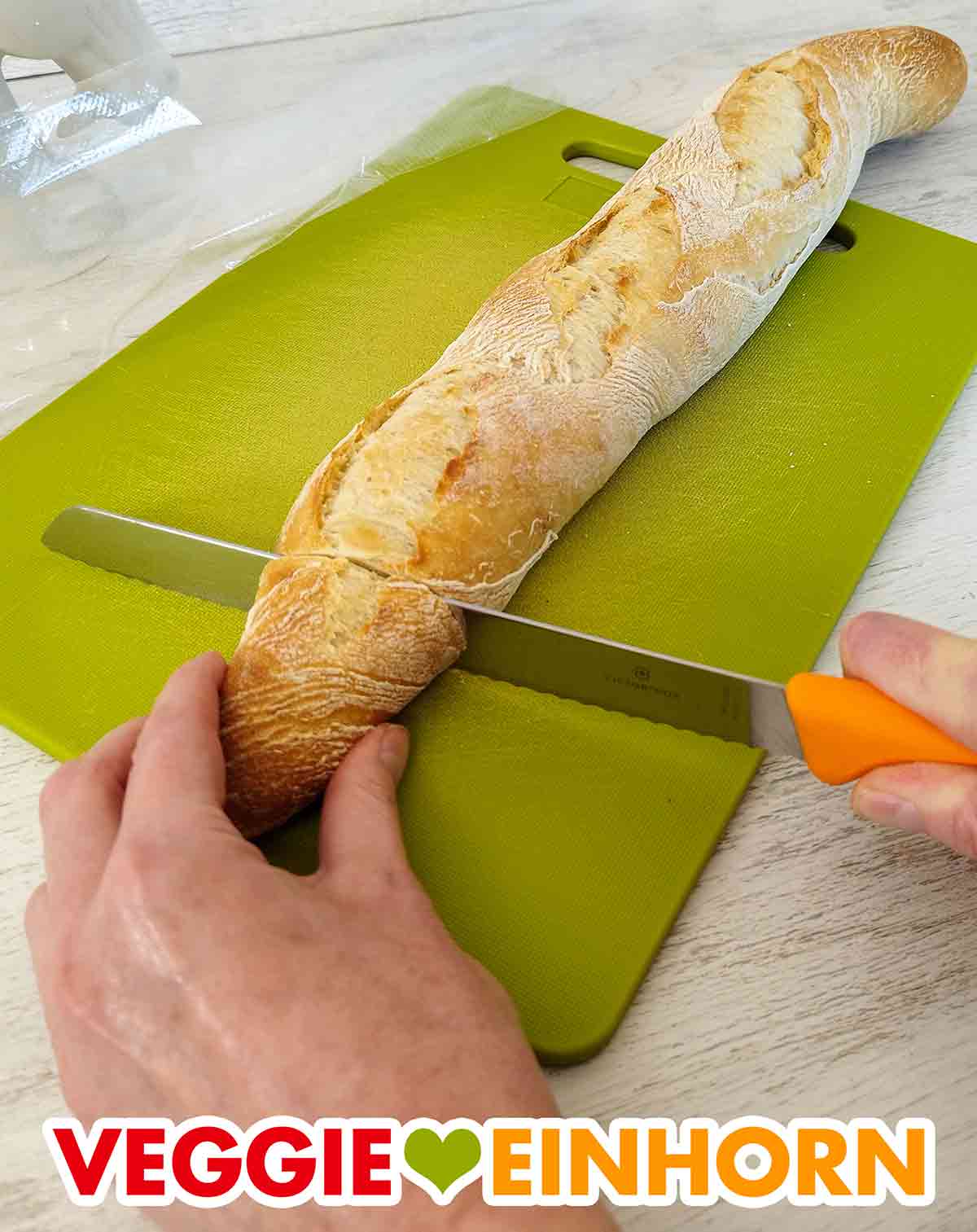 Die Rustiguette wird angeschnitten. Anschneiden der Rustiguette mit einem Brotmesser