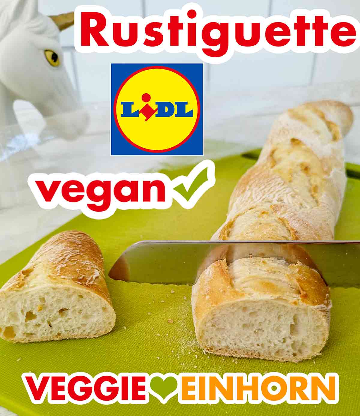Das vegane Baguette von Lidl, die Rustiguette, ist angeschnitten. Angeschnittene Rustiguette mit einem Brotmesser auf einem Schneidebrett