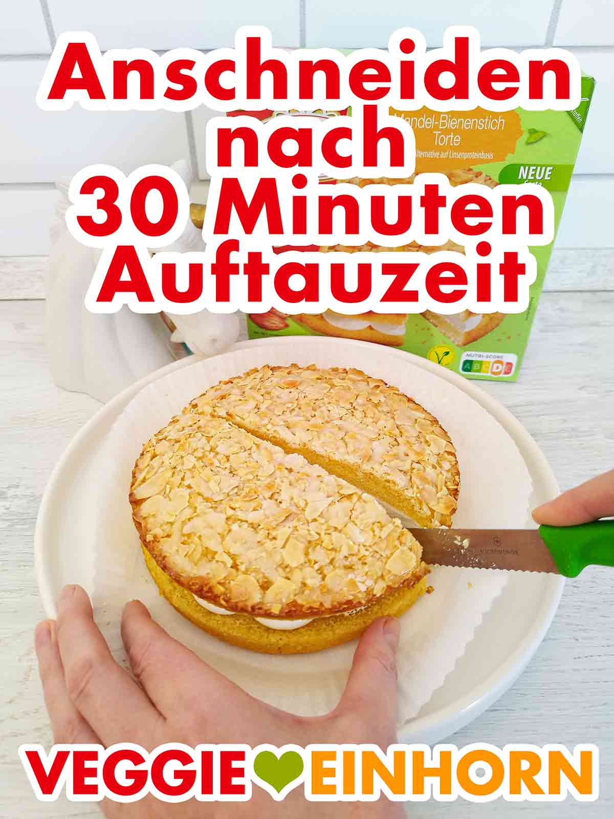 Nach 30 Minuten auftauen lässt sich der vegane Bienenstich besonders gut in Stücke schneiden. Anschneiden des veganen Bienenstiches von Coppenrath und Wiese nach 30 Minuten Auftauzeit
