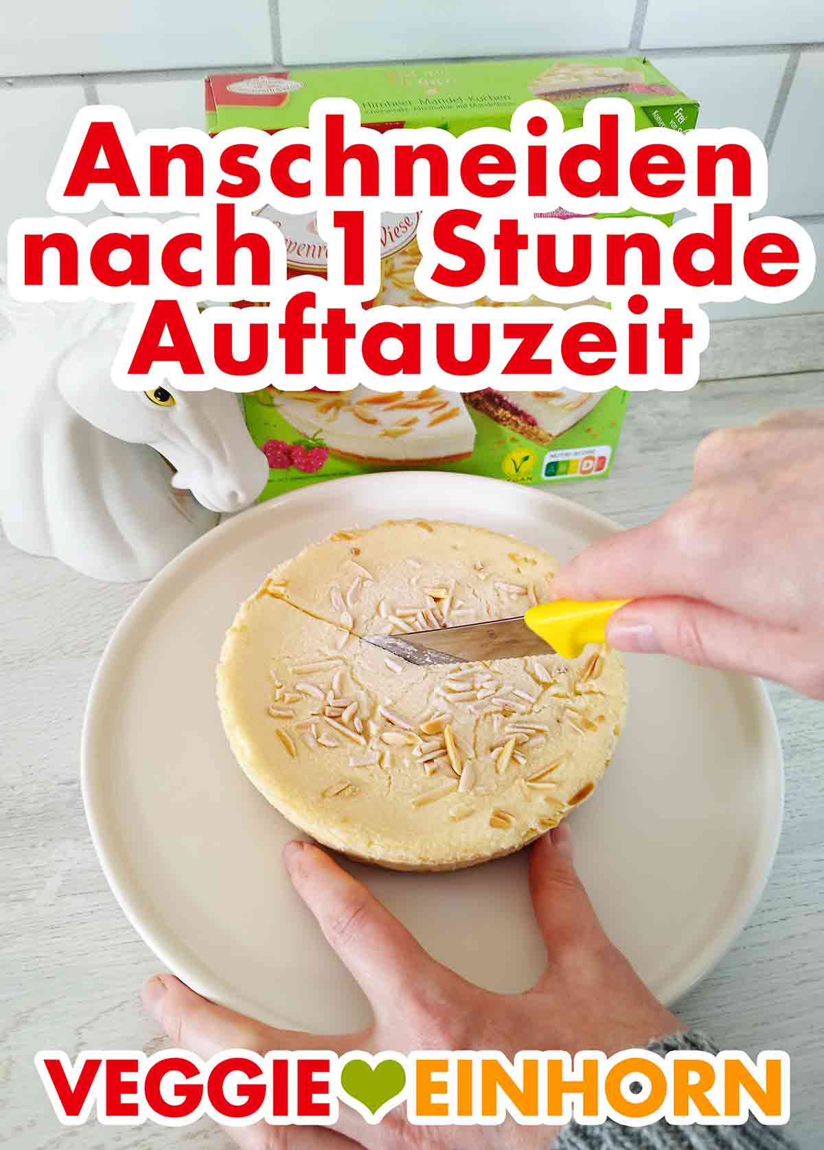 Der Kuchen wird nach einer Stunde aufgeschnitten. Anschneiden des veganen Himbeer Mandel Cheesecakes von Coppenrath und Wiese