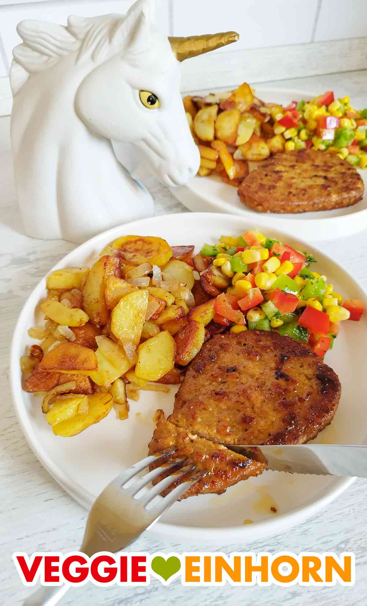 Wir haben die veganen Fleisch Steaks Wild Pepper von Green Legend mit Bratkartoffeln und Paprika-Mais-Salat gegessen. Das vegane Steak von Green Legend wird mit Messer und Gabel angeschnitten