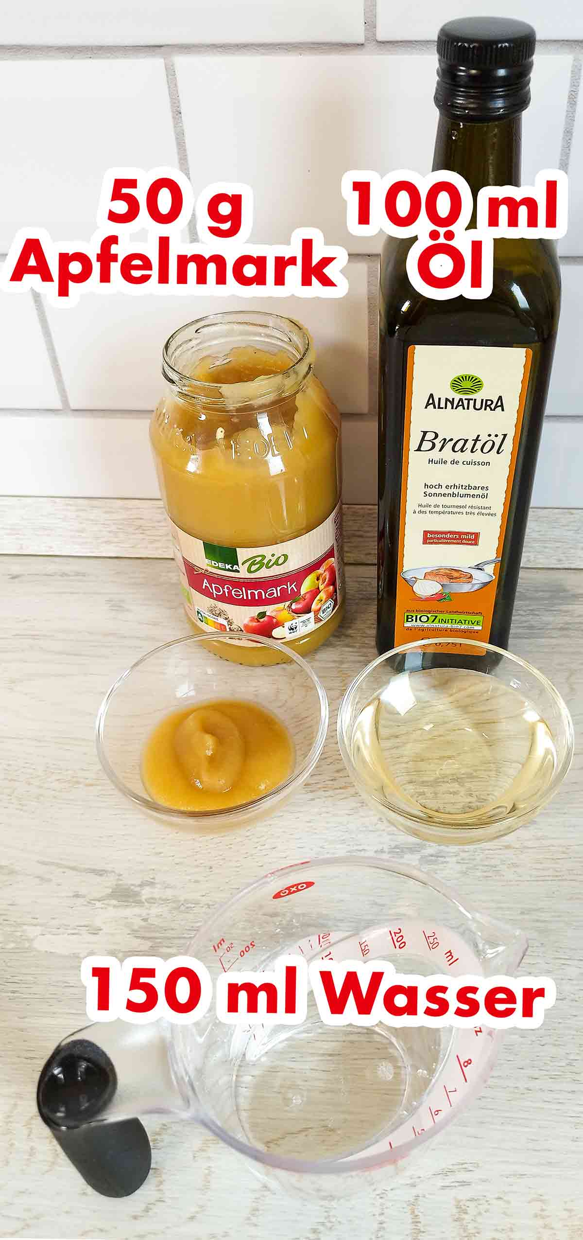 Edeka Bio Apfelmark, Alnatura Bratöl, ein Messbecher mit Wasser Apfelmark, neutrales Öl und Wasser für die vegane Muffin Backmischung von Dr. Oetker