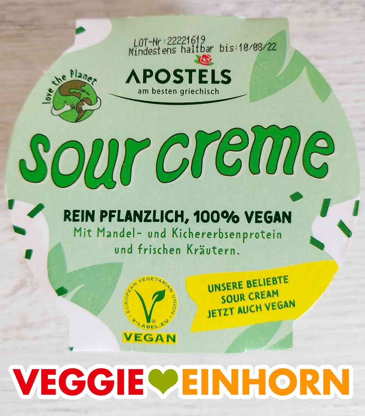 Auf der veganen Sour Creme von Apostels ist ein Vegan Zeichen. Vegan Logo auf dem Becher der Apostels Sour Creme