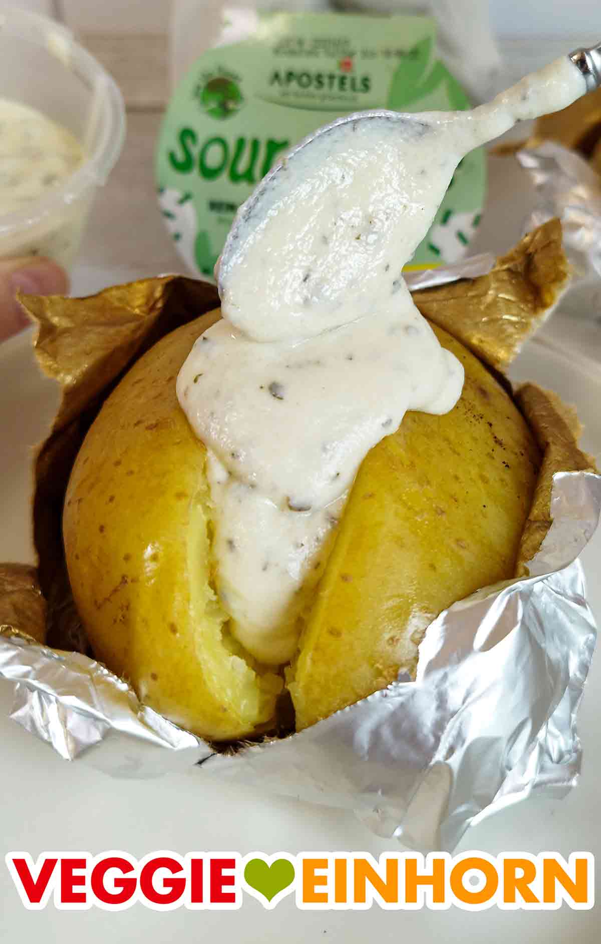 Die vegane Sour Creme von Apostels passt gut zu Folienkartoffeln. Nahaufnahme einer Folienkartoffel mit Apostels Veganer Sour Creme