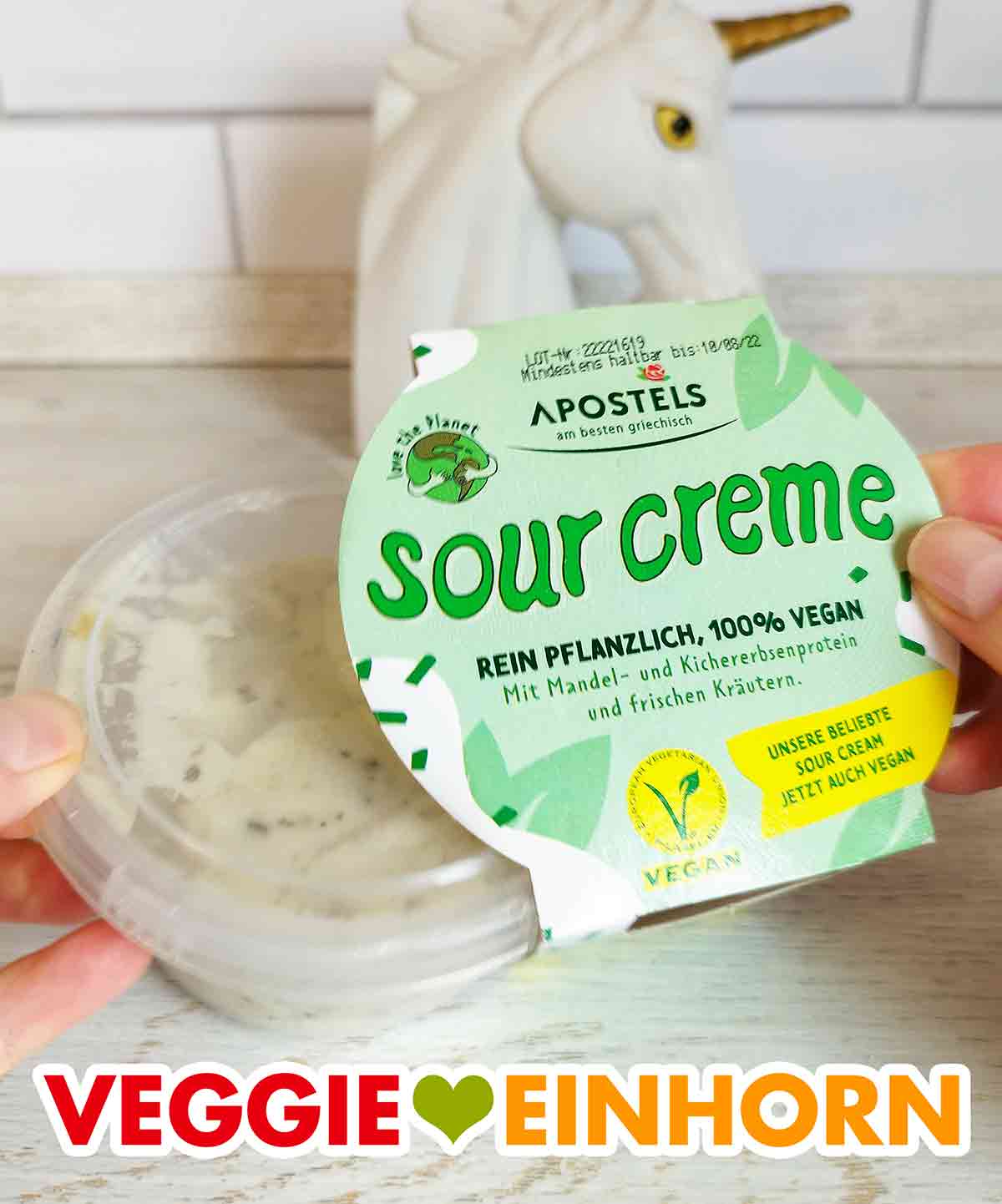 Öffnen der Packung Die vegane Sour Creme von Apostels wird ausgepackt