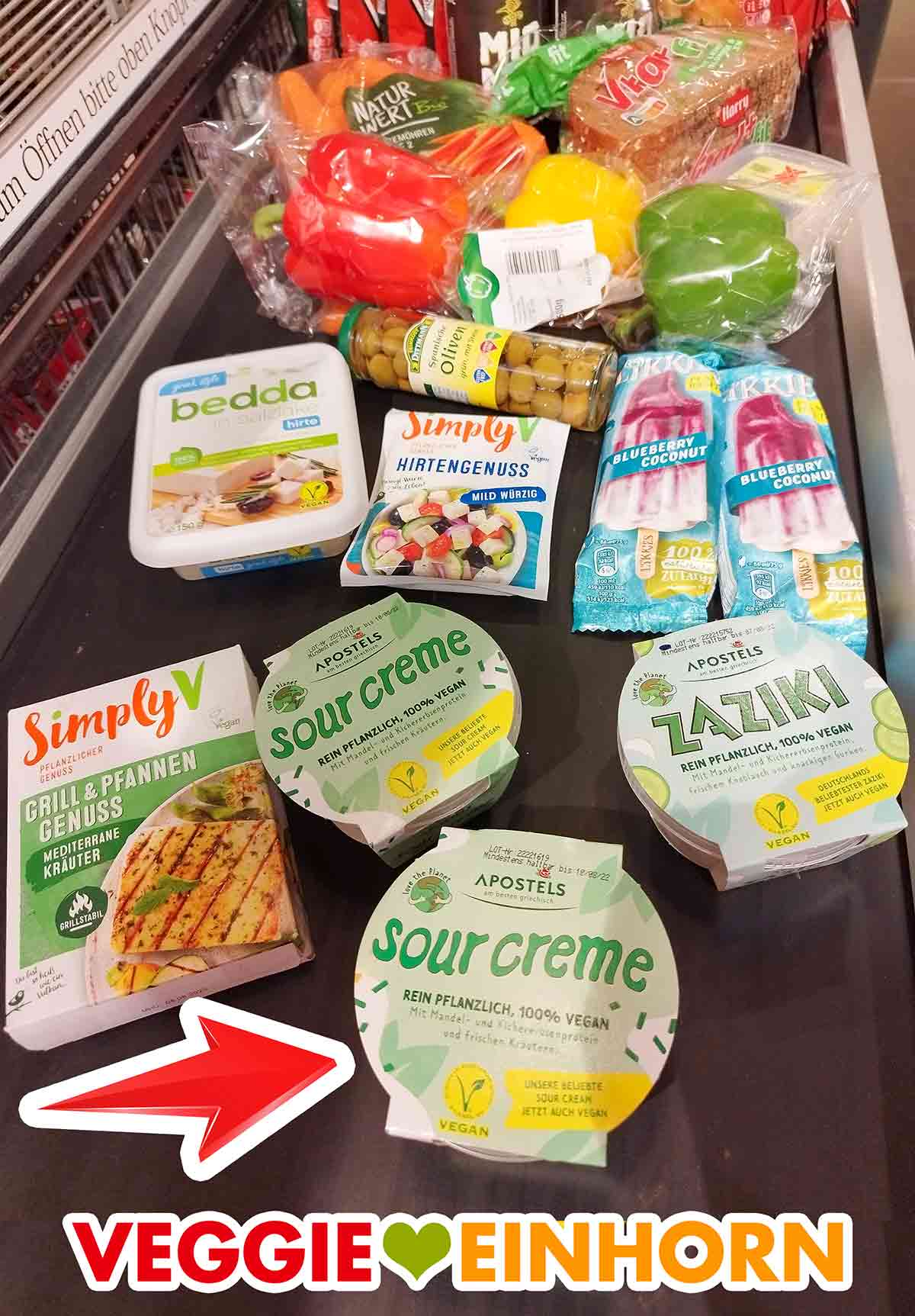 Kassenband im Supermarkt mit veganen Lebensmitteln Apostels Vegane Sour Creme an der Kasse bei Combi