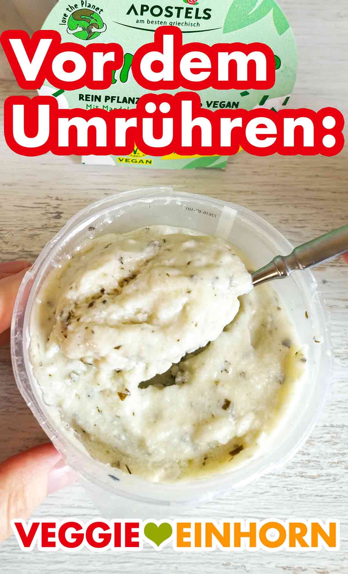 Vor dem Umrühren sieht die vegane Sour Creme von Apostels leicht glibberig aus. Die vegane Sour Creme von Apostels vor dem Umrühren