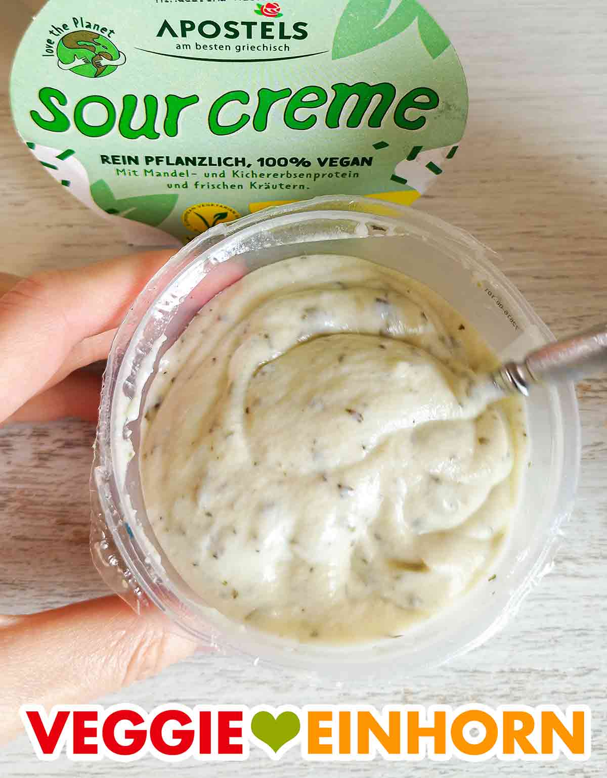 Die Textur der veganen Sour Creme von Apostels kann nicht ganz überzeugen. Die vegane Sour Creme von Apostels wird mit einem Teelöffel umgerührt