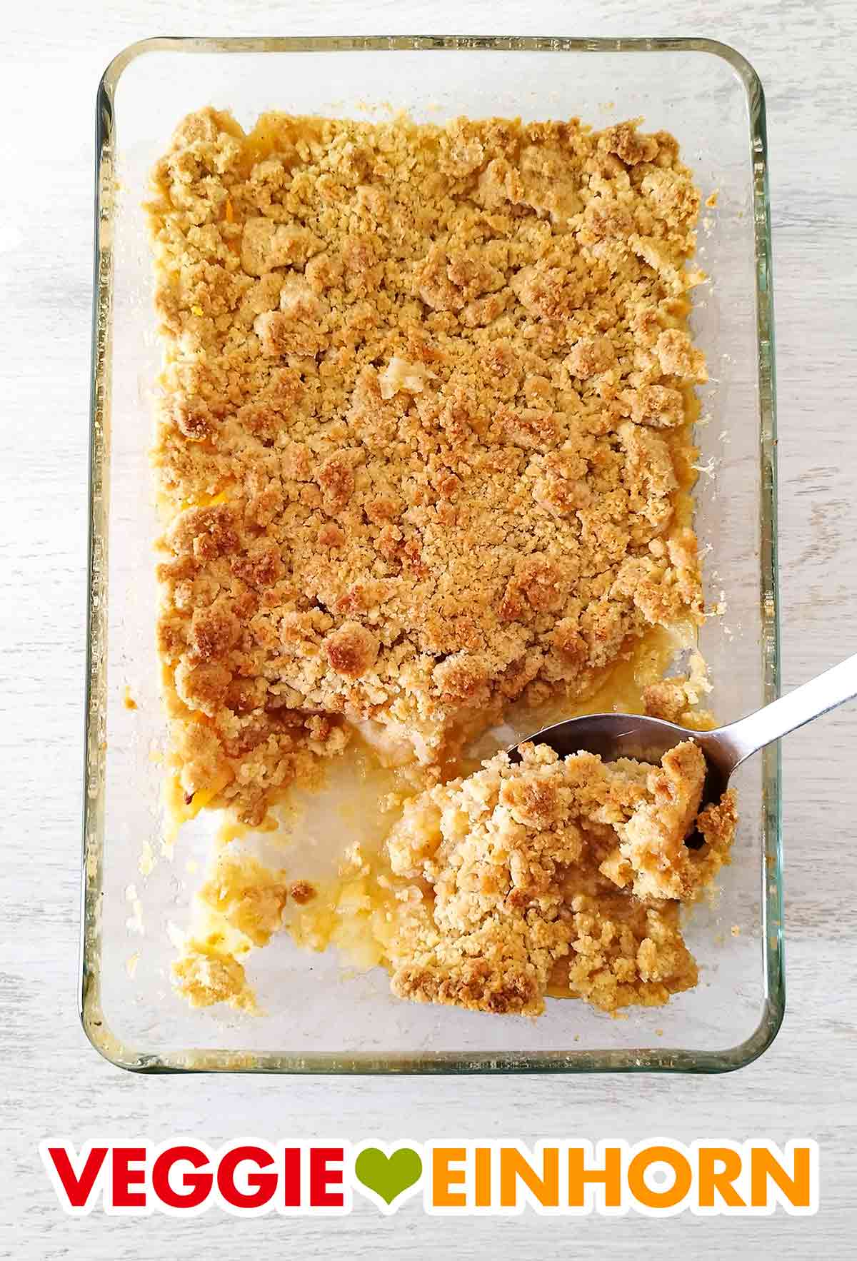 Die Kombination aus saftigen Äpfeln und knusprigen Streuseln schmeckt sehr lecker. Glas-Auflaufform mit veganem Apfel Crumble