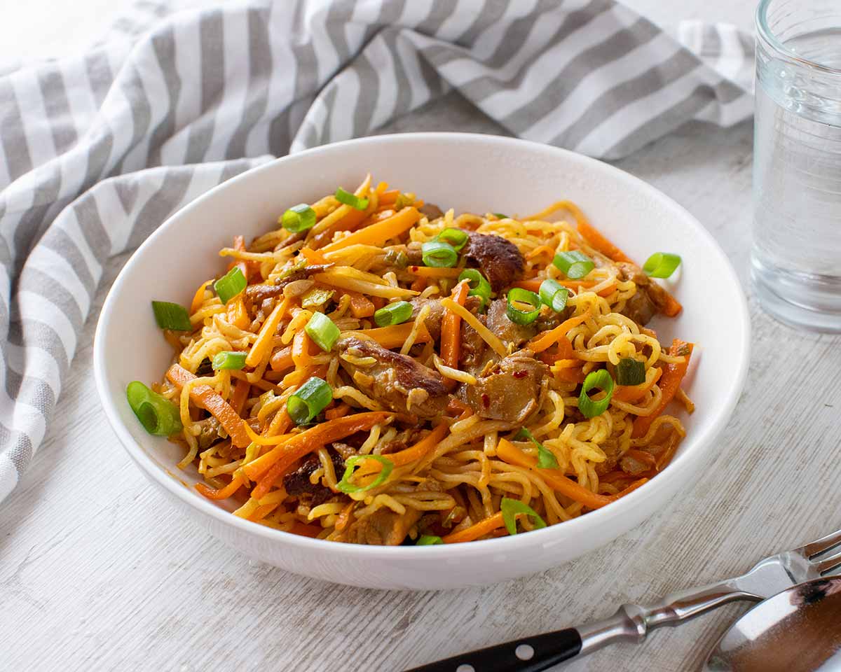 Teller mit Mie Nudeln und veganem Hähnchen