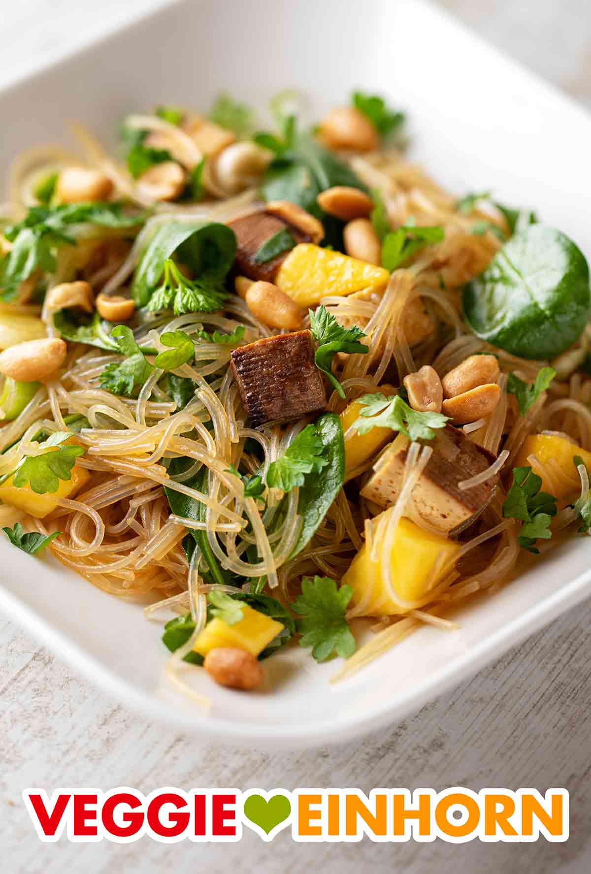 Der vegane Glasnudelsalat mit Mango, Räuchertofu und Erdnüssen schmeckt sehr lecker. Asiatischer Glasnudel Salat mit Räuchertofu, Spinat und Mango
