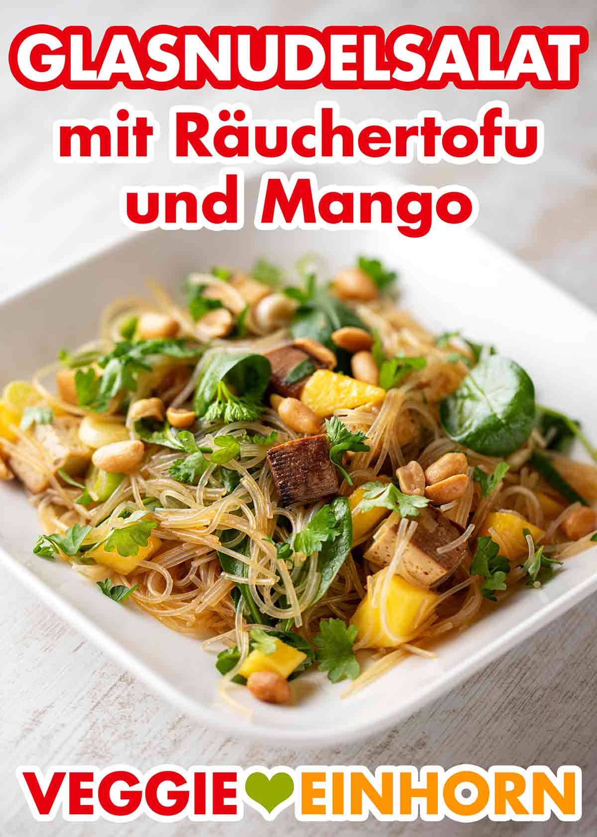 Der Glasnudelsalat ist mit Erdnüssen und frischer Petersilie bestreut. Du kannst auch frischen Koriander nehmen. Veganer Glasnudel Salat mit Räuchertofu, Babyspinat und Mango