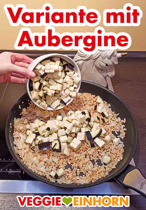 Auberginenwürfel zu den gehackten Nüssen in die Pfanne geben Gewürfelte Aubergine mit in die Pfanne geben