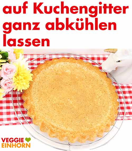 Tortenboden auf dem Kuchengitter ganz abkühlen lassen Boden auf einem Kuchengitter ganz abkühlen lassen