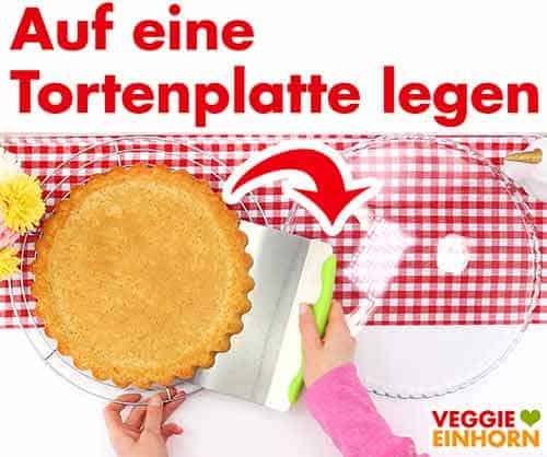Obstkuchenboden auf eine Tortenplatte legen Obstkuchenboden auf eine Tortenplatte legen