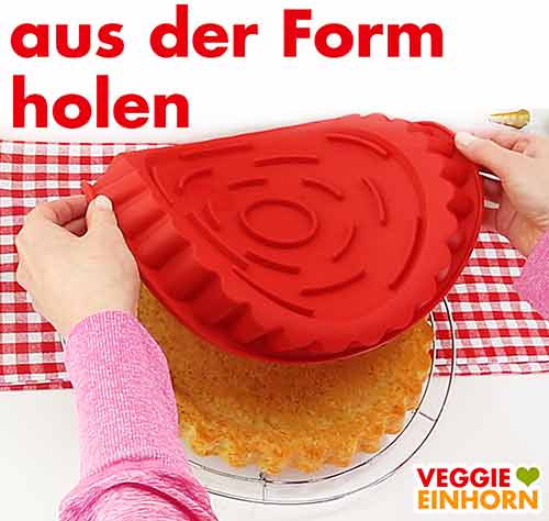 Boden aus der Backform holen Obstboden aus der Form holen