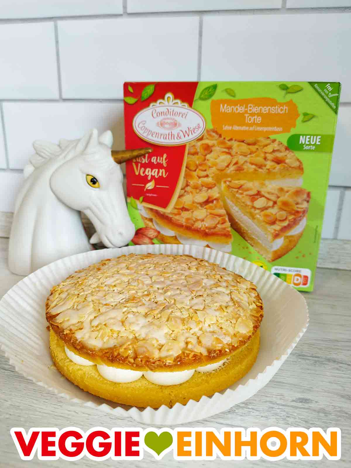 So sieht der vegane Bienenstich von Coppenrath und Wiese aus. Veganer Bienenstich mit einem Tortenpapier