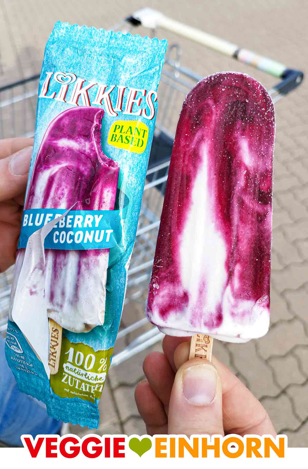 So sieht das vegane Likkies Blueberry Coconut von Langnese aus. Ausgepacktes Likkies Blueberry Coconut und die leere Verpackung