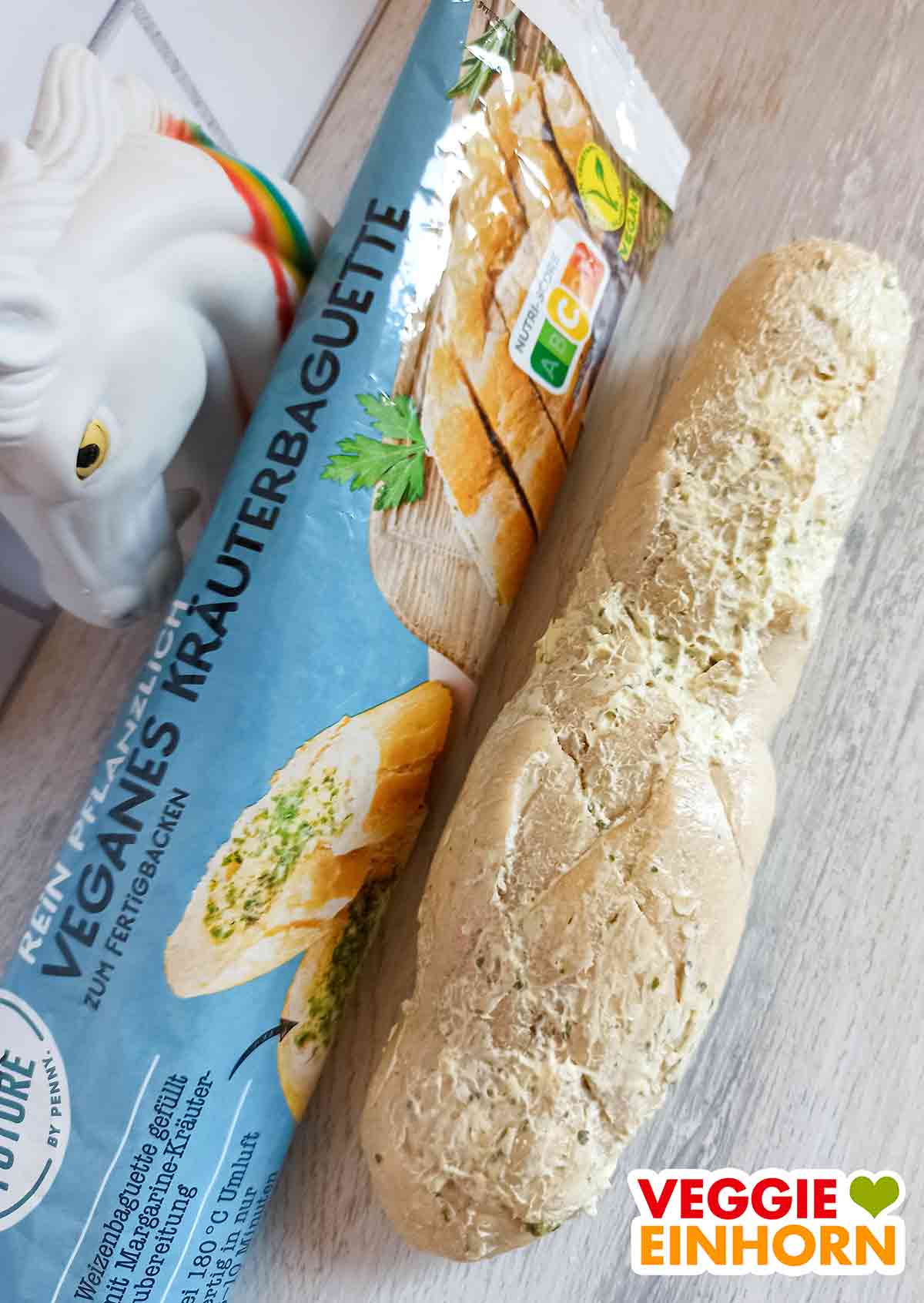 Das Food For Future Kräuterbaguette ist mit veganer Kräuterbutter bestrichen. Ausgepacktes veganes Kräuterbaguette von Penny