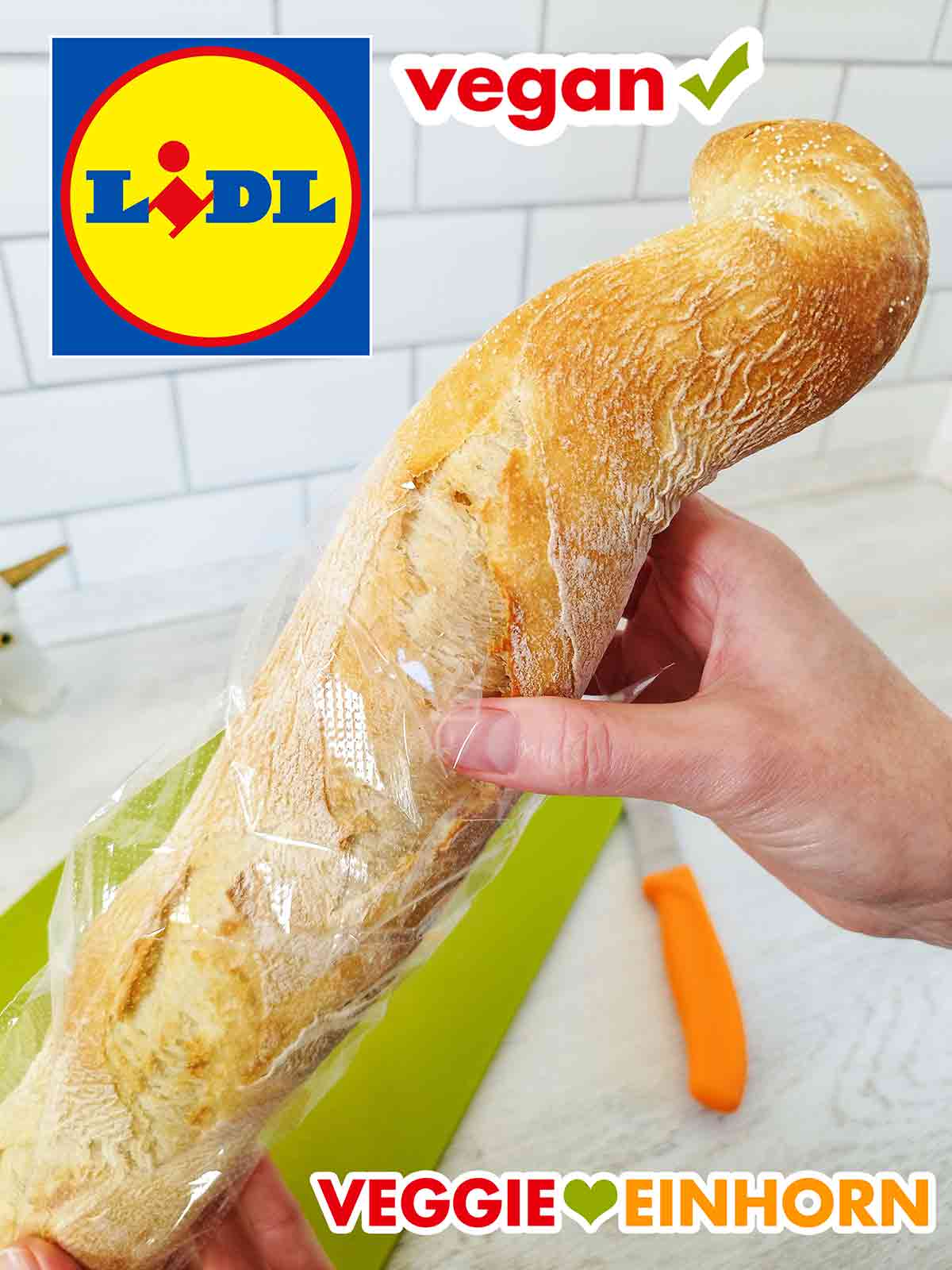 Die Rustiguette wird ausgepackt. Die Rustiguette wird aus der Plastiktüte genommen.