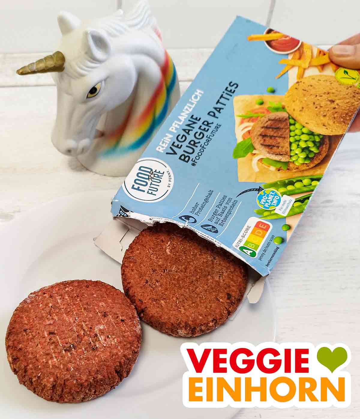 In der plastikfreien Schachtel sind zwei Patties. Auspacken der tiefgefrorenen veganen Burger Patties von Penny Food for Future