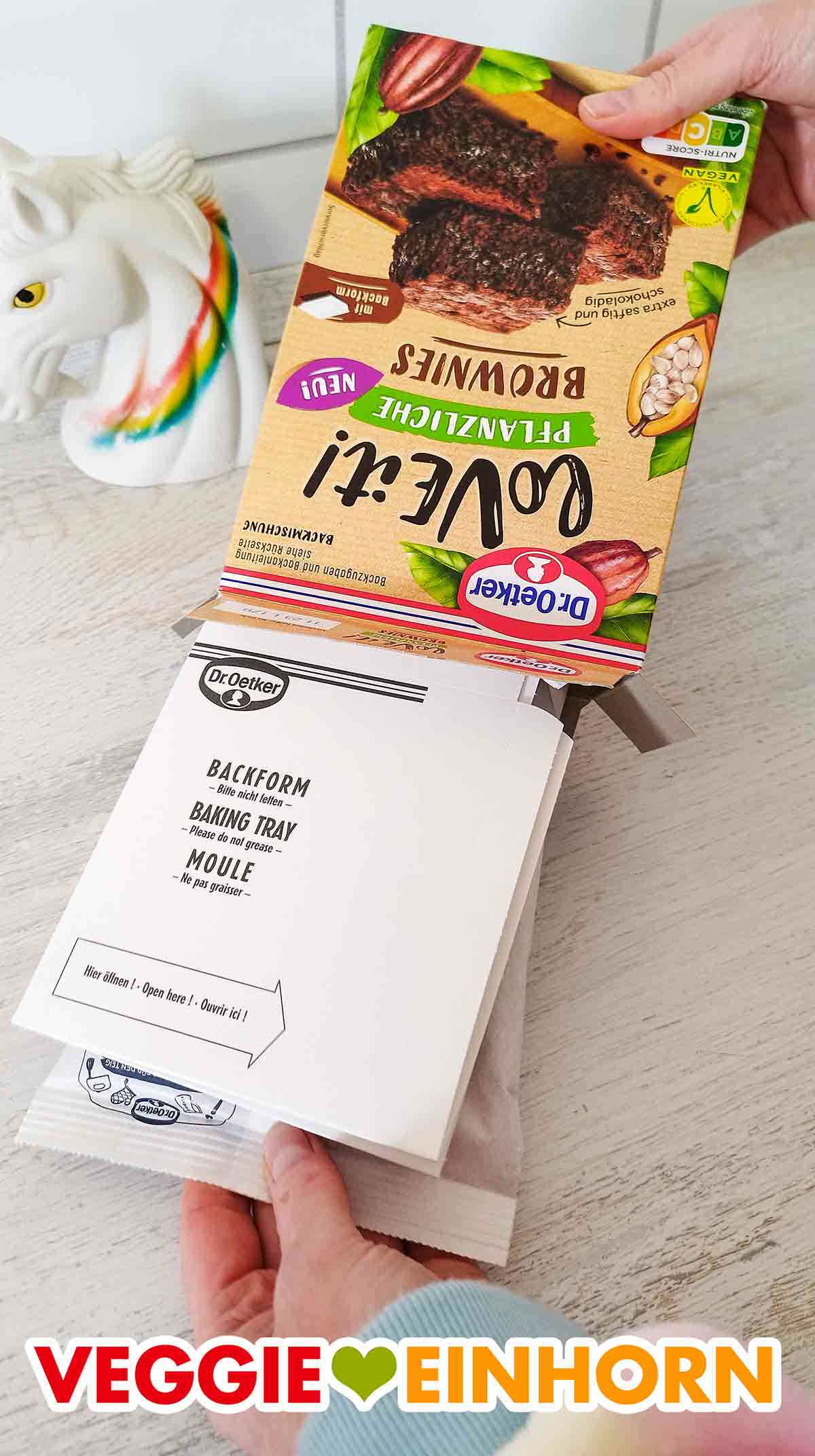 Die Dr. Oetker LoVE it! Brownies Backmischung wird ausgepackt. Auspacken der veganen Brownies Backmischung von Dr. Oetker