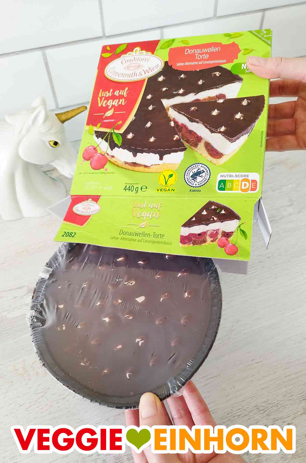 Auspacken der veganen Donauwellen-Torte von Coppenrath und Wiese Die vegane Donauwelle von Coppenrath und Wiese wird aus der Packung genommen