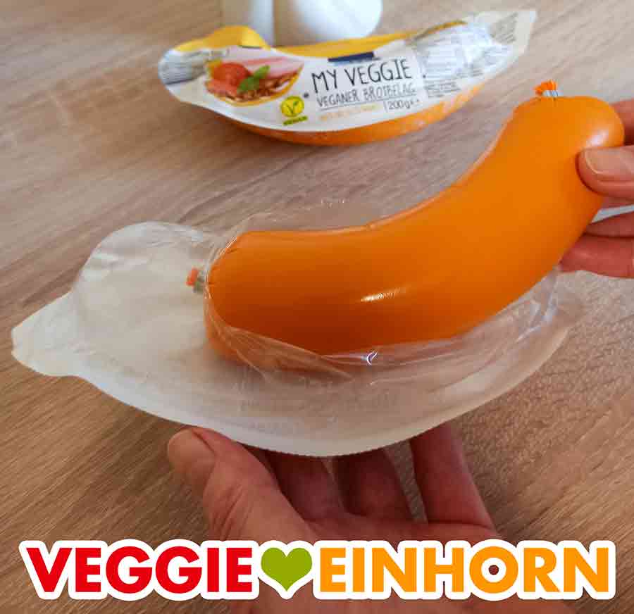 Die My Veggie Fleischwurst wird aus der Verpackung entnommen. Auspacken der veganen Fleischwurst von Edeka