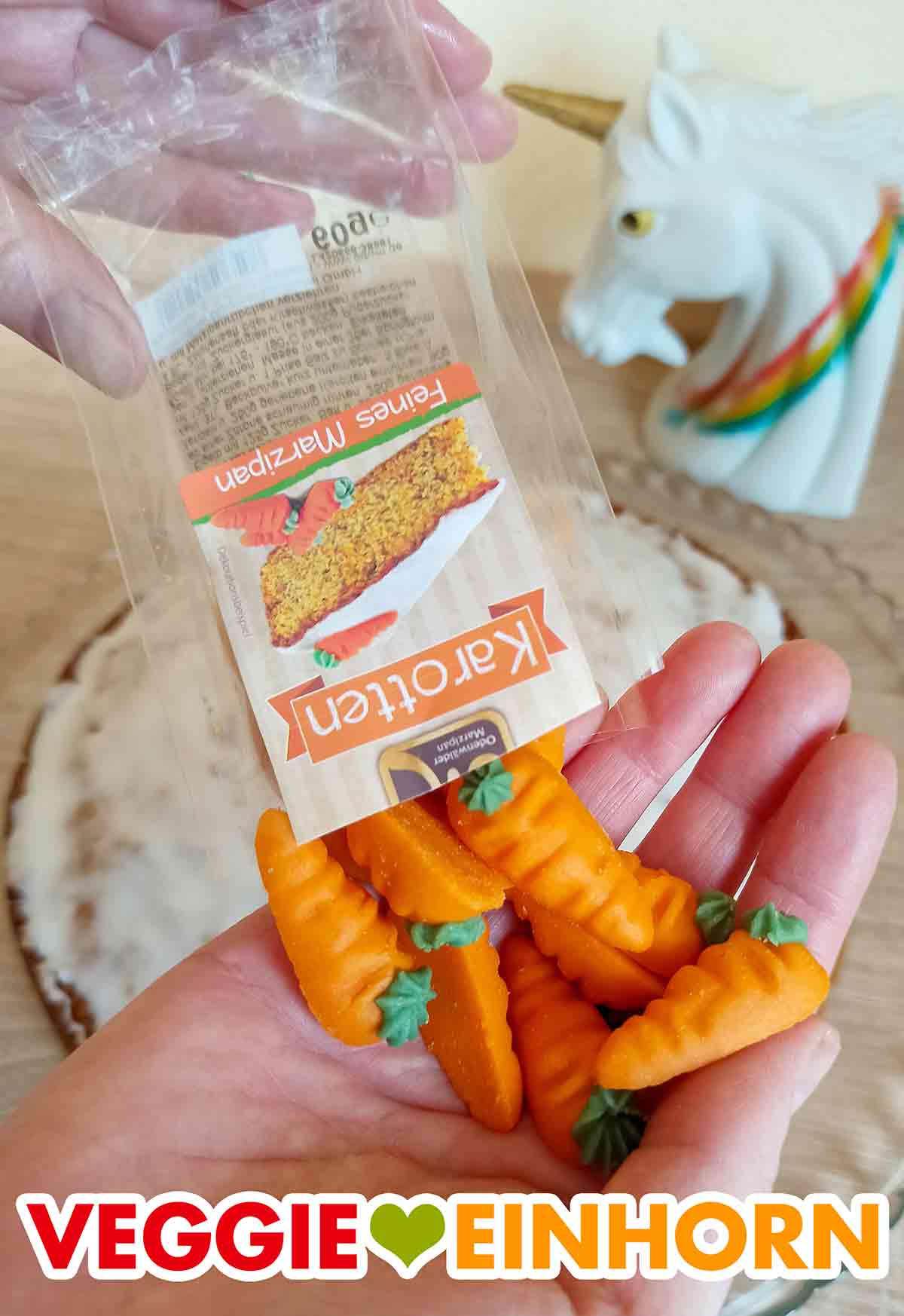 Auspacken der veganen Marzipan Karotten von Odenwälder. Die veganen Marzipankarotten werden aus der geöffneten Packung genommen.